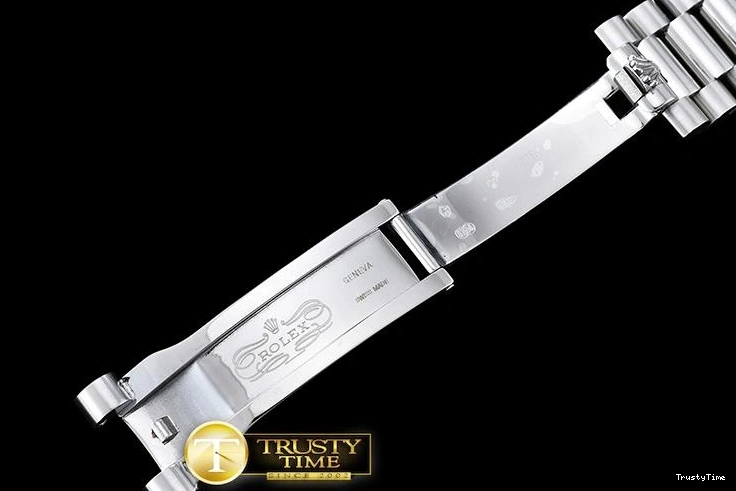 0210 RDD0207F – DayDate Compact 677